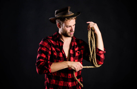 牛仔用套索绳.西部.牧场上的男式格子衬衫.复古风格的男人.