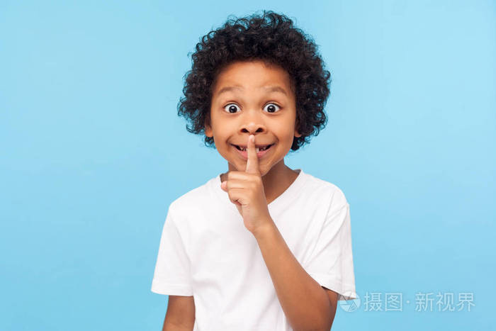 嘘安静有趣可爱卷发小男孩肖像