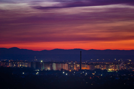 傍晚城市上空美丽的夕阳图片