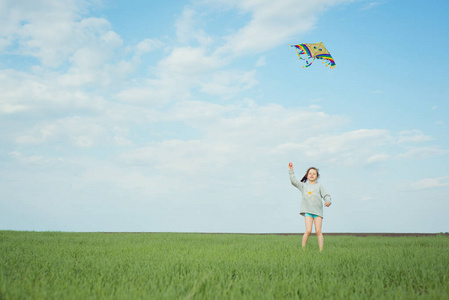 自然 小孩 儿童 玩具 童年 春天 空气 站立 快乐 美女