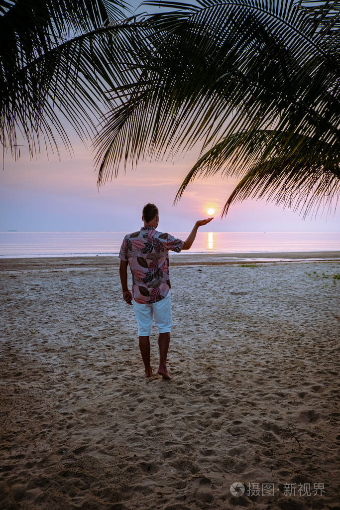 泰国春蓬泰国海滩上看日落的人海滩上的男人