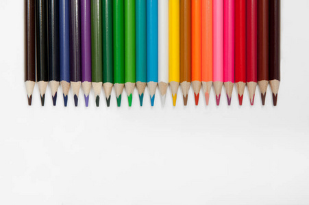 一组在白色背景上水平排列的彩色铅笔