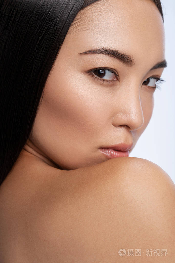 美女盯着镜头的特写镜头