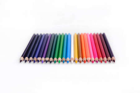 在白色背景上水平排列的一组彩色铅笔。选择性聚焦