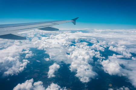 飞行中在高空飞行的飞机