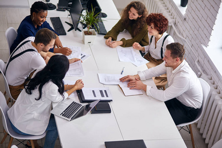 图片-在工作繁忙的女商人素材-在工作繁忙的女商人插画-摄图新视界