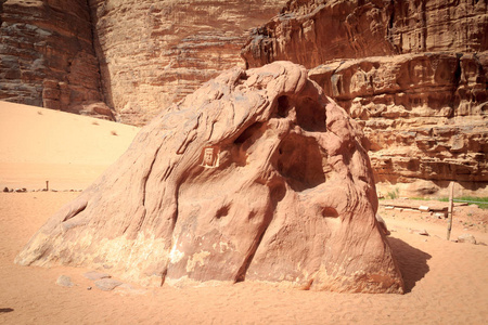 约旦，瓦迪朗姆沙漠，阿拉伯的劳伦斯在石头上刻着头