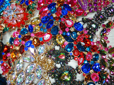 珠宝时尚珠项链背景与彩色水晶图片