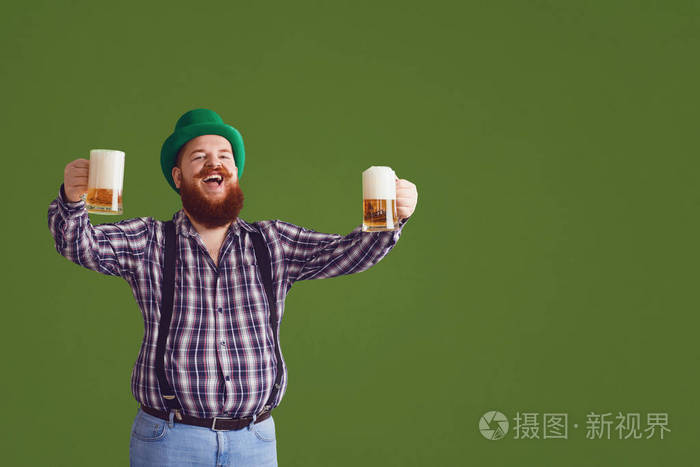 圣帕特里克节快乐一个戴着绿帽子的胖子举着啤酒