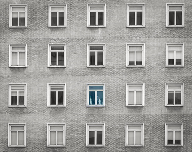 住宅建筑外墙.建筑设计.建筑纹理背景窗口.灰白色复古建筑.照片