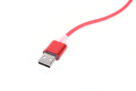 智能手机充电的红色USB电缆隔离在白色背景上。