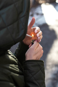 打火机点烟特写图片