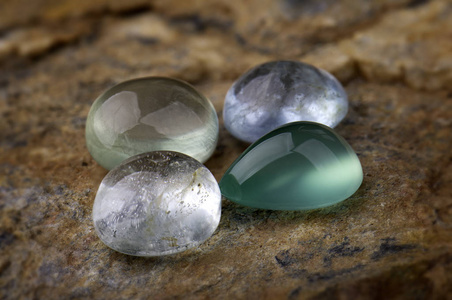 圆形切割石英和祖母绿矿物宝石。