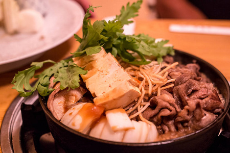 在日本吃的美味的日本食物是Sukiyaki