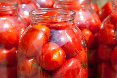 把西红柿腌制罐装。