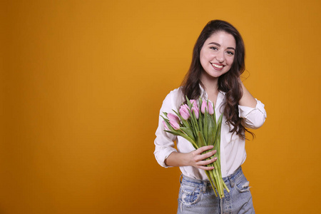 美丽的女性手持一束春天的鲜花庆祝国际妇女节。