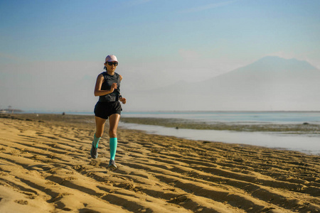跑步图片唯美户外健身生活方式图片年轻迷人的运动妇女穿着压缩跑步袜