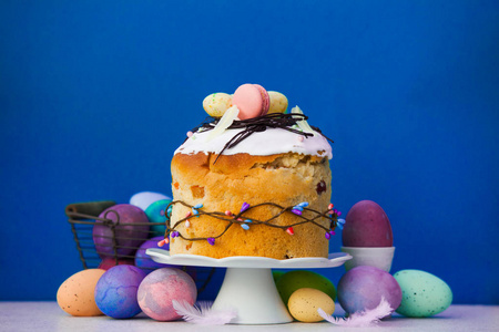 盘上的复活节蛋糕和彩蛋