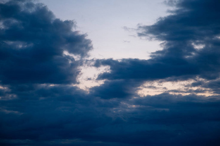 云的质地.傍晚的蓝天.变黑.夜间背景照片