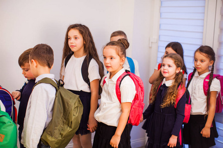 学生们穿着制服背着背包去上课