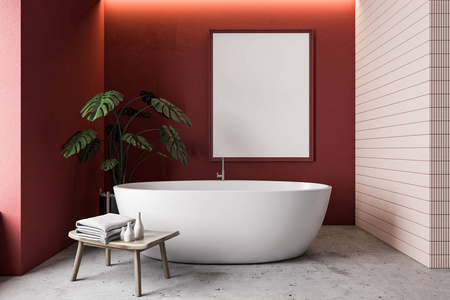 带浴缸和海报的红色和粉色浴室