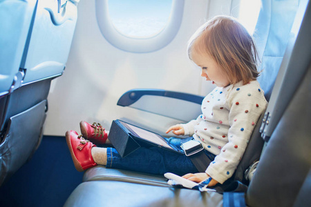 婴儿坐飞机图片
