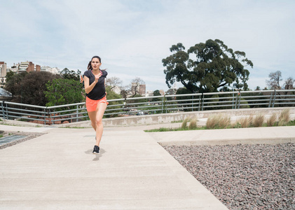 健身妇女跑步的肖像。