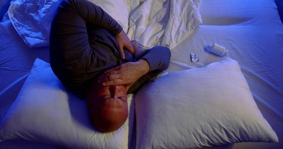 病人在睡觉时咳嗽,晚上躺在床上,醒着吃药,流感照片