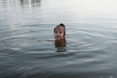 农村小孩游泳小女孩图片