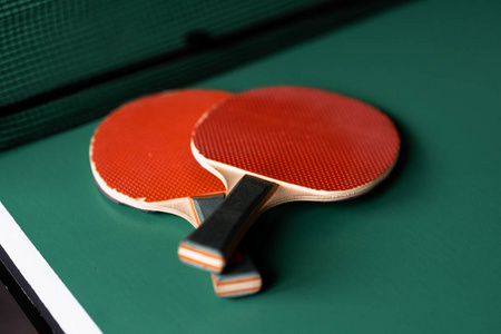 乒乓球或乒乓球拍和乒乓球。运动概念。质感绿色木桌，乒乓球运动器材