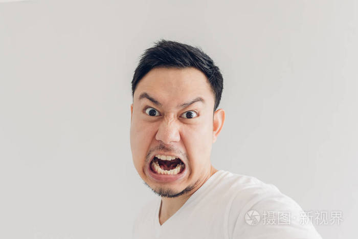 愤怒男人自拍的特写脸