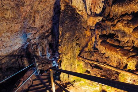 游客在迪克提奥安卓洞，也被称为宙斯的出生地克里特岛