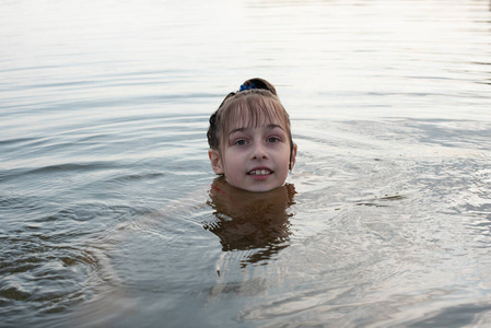 小女生游泳一个人图片