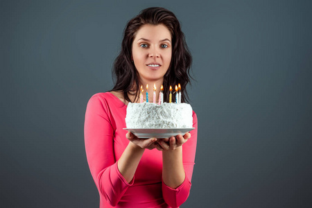 点着蜡烛的生日甜点图片