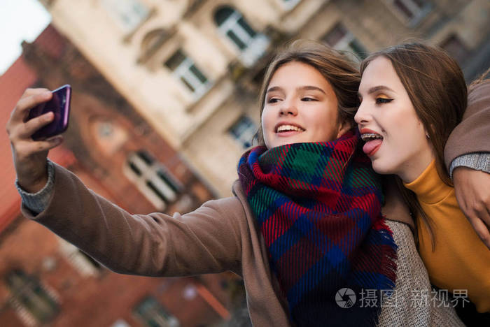 两个漂亮的时髦少女的生活方式特写最好的朋友女孩自拍和乐趣可爱漂亮