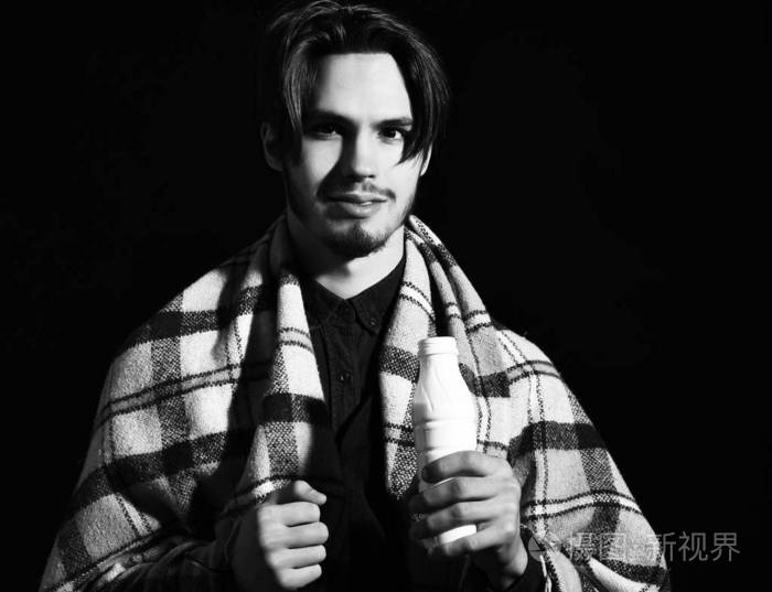 黑色工作室背景留着花格的笑脸大胡子男人复制空间