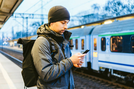 火车在火车站等待的小女孩图片