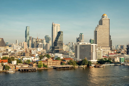 曼谷朝普拉亚河的天际线和商业摩天大楼