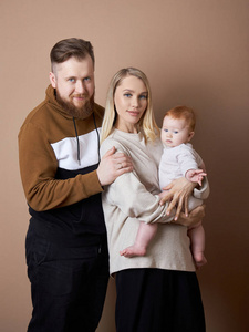 一对男女抱着一个婴儿。已婚人士的肖像