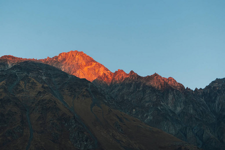 欧洲多姿多彩的山景，蔚蓝的天空。