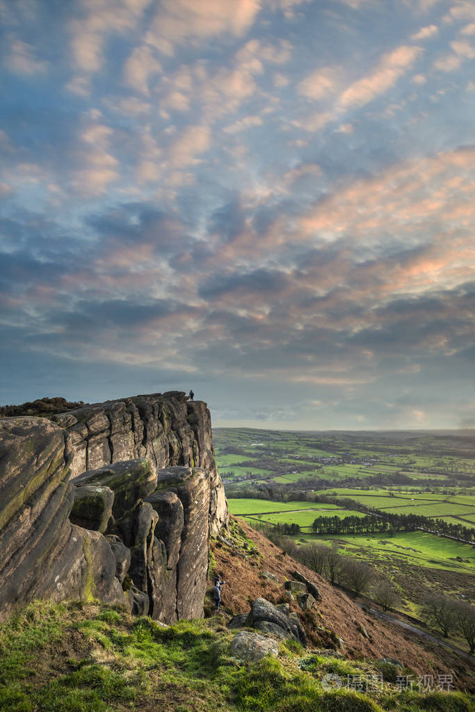从亨克鲁山顶俯瞰史诗峰区冬季景观