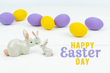 带彩蛋的小兔子家庭复活节快乐