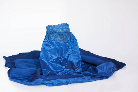 巴基斯坦传统白色背景的蓝色罩袍,阿富汗和巴基斯坦的传统女装照片