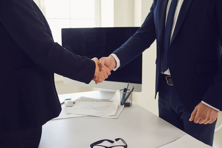 农作物生意人握手表示同意照片