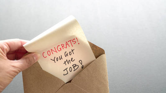 恭喜你在信封里收到了求职信.工作或受雇照片
