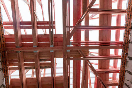 泡沫混凝土砌块墙体红木屋顶房屋施工过程内视图。建筑改建翻新扩建恢复和