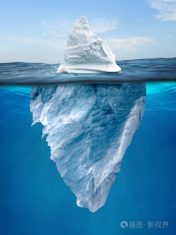 漂浮在水中的冰山一角