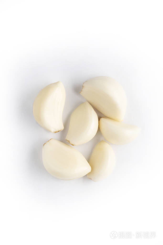 有机食品概念去皮蒜瓣隔离在白色
