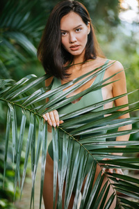 热带雨林里的黑发女人