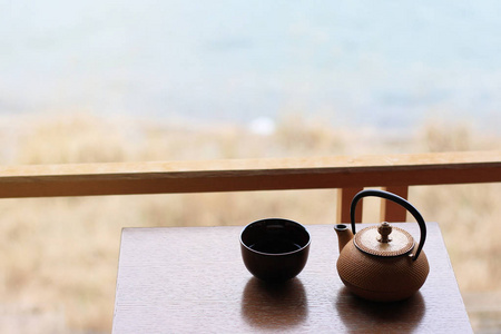 日本传统茶，休闲时光，最爱的饮料，一杯热绿茶，茶壶，宁静的时刻，美丽的风景。
